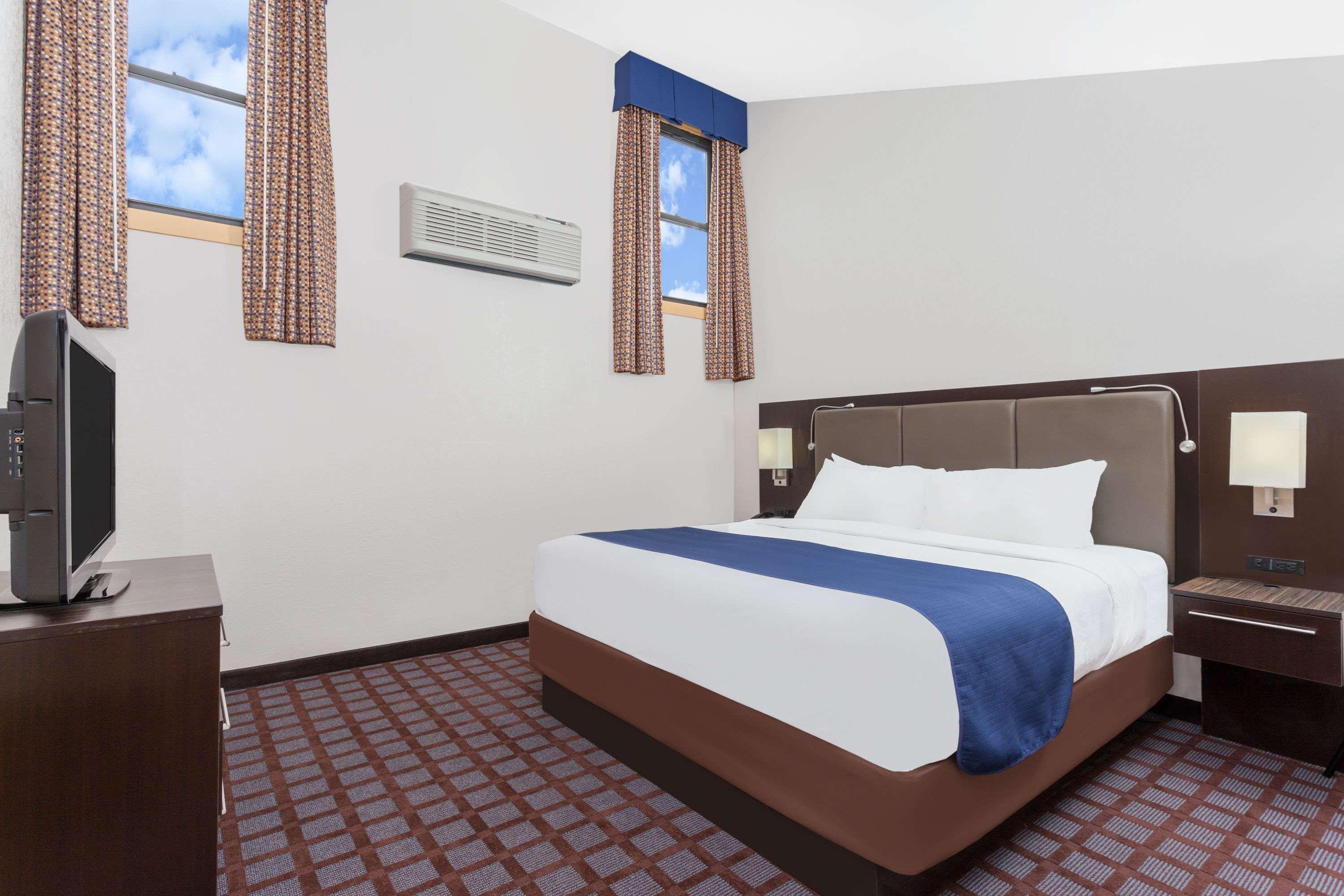 Days Inn By Wyndham Woodbury Long Island Εξωτερικό φωτογραφία