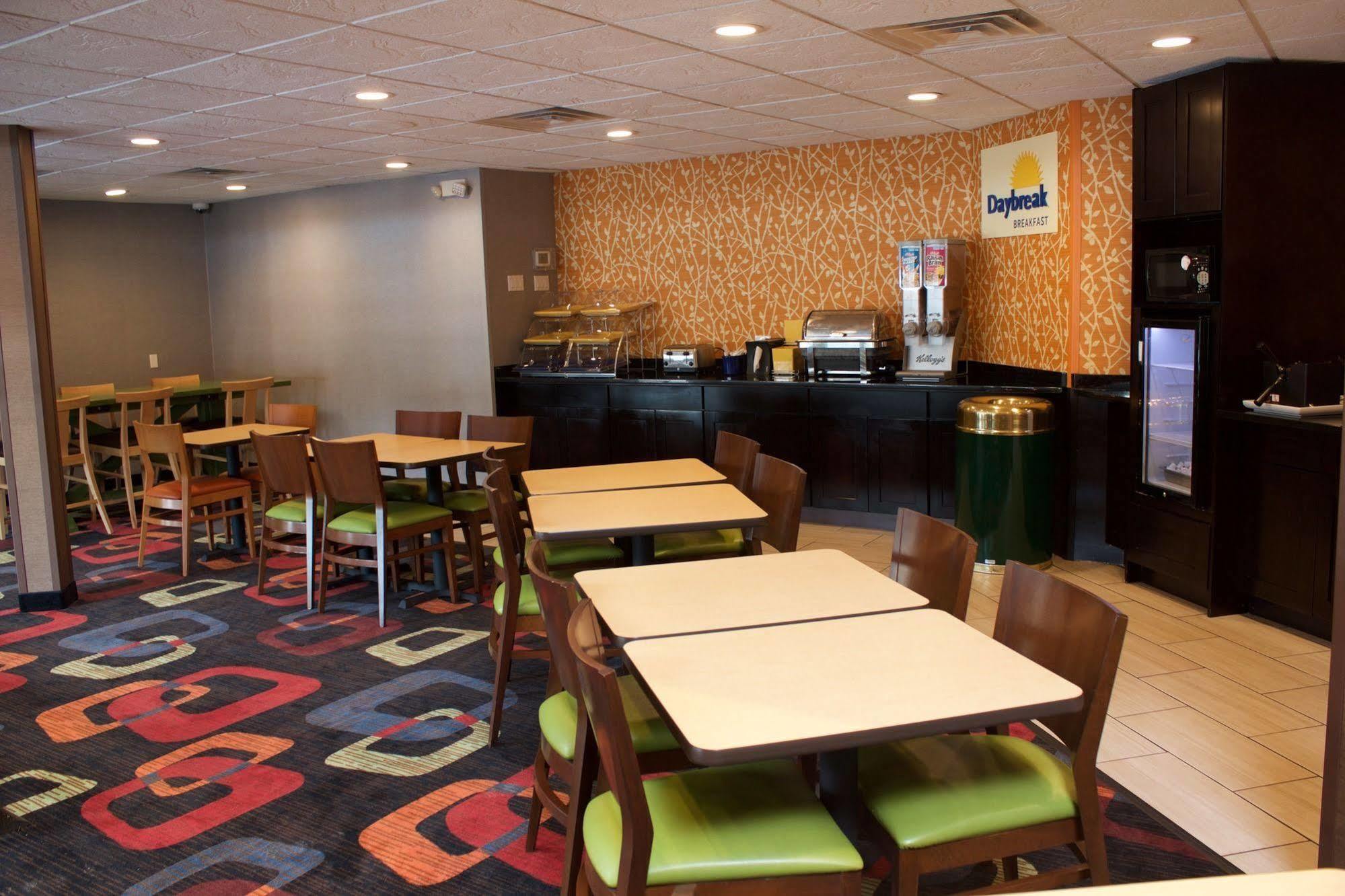 Days Inn By Wyndham Woodbury Long Island Εξωτερικό φωτογραφία